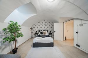 sypialnia z łóżkiem w białym pokoju w obiekcie Innsbruck Underground Atelier w mieście Innsbruck
