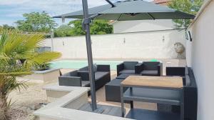 Kolam renang di atau dekat dengan La Maison des Hirondelles, piscine, billard, ping pong, 3 terrasses et jardin