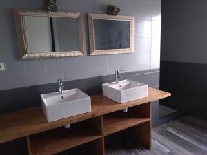 Bilik mandi di La Maison des Hirondelles, piscine, billard, ping pong, 3 terrasses et jardin