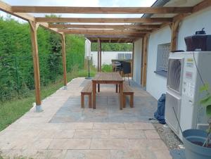Taman di luar La Maison des Hirondelles, piscine, billard, ping pong, 3 terrasses et jardin