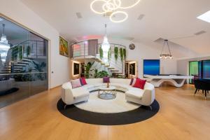 Una sala de estar con un sofá blanco y una mesa. en Piscina Interna Privata e Spa a Milano, en Milán