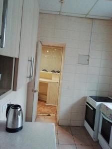 Kuchyň nebo kuchyňský kout v ubytování ГОТЕЛЬ Заводу 410 ЦА