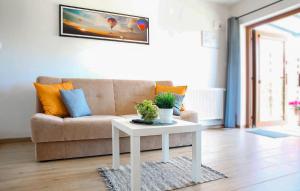 Χώρος καθιστικού στο Stunning Home In Lubkowo With Wifi