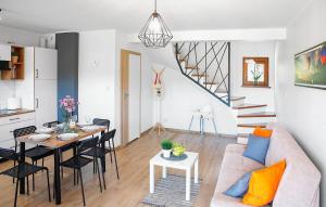 Χώρος καθιστικού στο Amazing Home In Lubkowo With Wifi