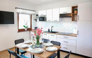 Η κουζίνα ή μικρή κουζίνα στο Amazing Home In Lubkowo With Wifi