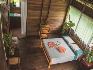 Uma área de estar em Inotawa Lodge