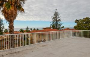 ein weißer Zaun vor einem Haus in der Unterkunft Amazing Apartment In Marina Di Modica in Marina di Modica + 13 Fotos