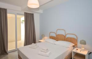 ein weißes Schlafzimmer mit einem Bett und einem Fenster in der Unterkunft Amazing Apartment In Marina Di Modica in Marina di Modica