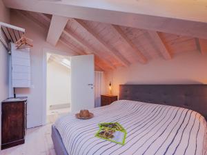 リド・ディ・カマイオーレにあるHoliday Home Rosa dei Venti by Interhomeの部屋の中に大きなベッドがある寝室