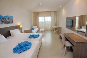 מיטה או מיטות בחדר ב-Euronapa Hotel Apartments