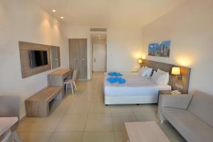 מיטה או מיטות בחדר ב-Euronapa Hotel Apartments