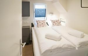 Un dormitorio con dos camas con sábanas y almohadas blancas. en House Boat Tenerife, en Maastricht 22 fotos más