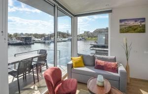 Una sala de estar con vista al agua. en House Boat Tenerife, en Maastricht
