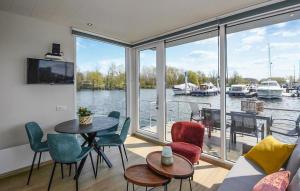 Una sala de estar con vista a un puerto deportivo. en House Boat Tenerife, en Maastricht