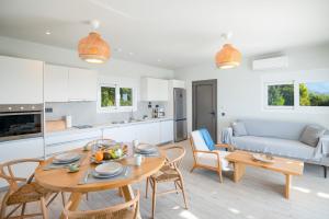 una cucina e un soggiorno con tavolo e sedie di Villa Antreas Mentoros a Karavádhos