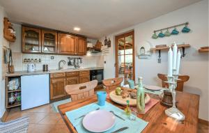 Η κουζίνα ή μικρή κουζίνα στο Gorgeous Home In Sveti Urban With Sauna