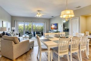 Un comedor y una sala de estar con mesa y sillas. en Spacious Beach Condo - Mariners Pointe, en Clearwater Beach