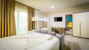Rúm í herbergi á Hotel Vivas +37 myndir