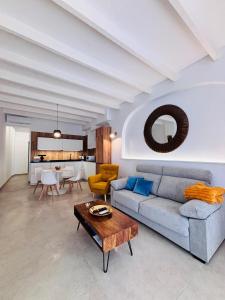 una sala de estar con un sofá y una mesa en Portichuelo Majuelo, en Almuñécar