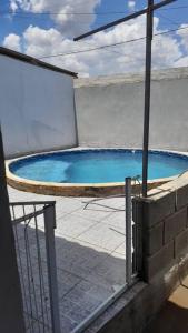 a swimming pool on the side of a building at Casa com Piscina no Bairro do Cercado in Araçoiaba da Serra