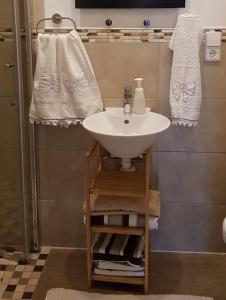 a bathroom with a sink and towels at Traumfänger in Heltersberg