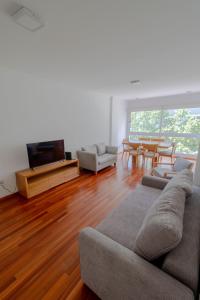 un soggiorno con un divano e un tavolo di Check and Home - Córdoba - Departamento Moderno en el Centro al Frente con Cochera a Mar del Plata