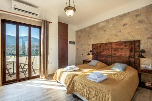 a bedroom with two beds and a balcony at Villa Aerino in Azoyirás