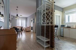 Kuchyň nebo kuchyňský kout v ubytování Seren- Coastal Road Apartment + 12 fotografií