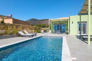una piscina in un cortile con una casa di Villa Katerina Mentoros a Karavádhos