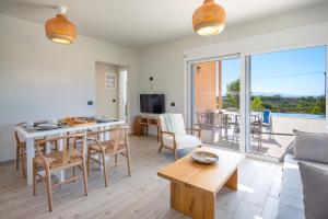 un soggiorno con un divano e un tavolo con sedie di Villa Katerina Mentoros a Karavádhos