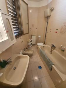 a bathroom with a sink and a tub and a toilet at Casa Casagiove in Caserta