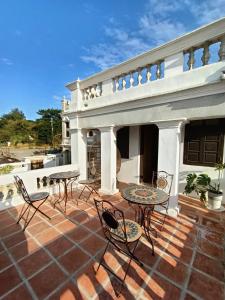 un patio con sedie e tavoli all'interno di una casa di 八八金歐王金城洋樓古厝民宿 a Jinsha