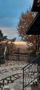 un patio in pietra con recinto e albero di Villa Anna a San Venanzo