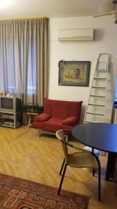 un soggiorno con un divano rosso e un tavolo di Bright Modern 2-Bedroom Apartment the center Nalbandyan and Sayat-Nova a Yerevan