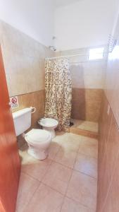 a bathroom with a toilet and a shower at Monoambiente amplio con pileta in Cosquín