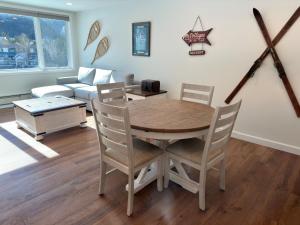 Φωτογραφία από το άλμπουμ του Beautiful Renovated 1BR Lakeside Condo condo σε Keystone