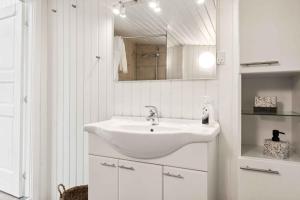 Ένα μπάνιο στο Cozy Holiday Home At Stillinge Strand