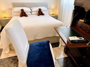 two teddy bears sitting on top of a bed at Íberos Royal in La Zubia