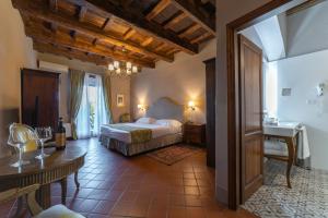 Postel nebo postele na pokoji v ubytování Palazzo Leopoldo Dimora Storica & Spa