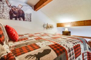 Postel nebo postele na pokoji v ubytování Cozy Bartlett Condo with Deck and Resort Amenities! + 35 fotografií