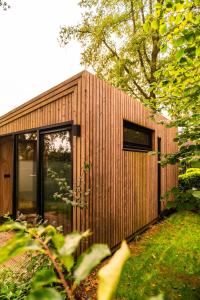 a small wooden house in a garden at Boshuisje Zelhem in Zelhem +7 photos
