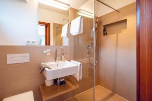 Koupelna v ubytování Landhaus Valfontana + 37 fotografií