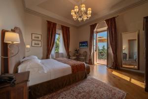 Postel nebo postele na pokoji v ubytování Palazzo Leopoldo Dimora Storica & Spa + 37 fotografií