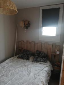 a bed in a bedroom with a window and a bed sidx sidx sidx at Lydia in Port Leucate