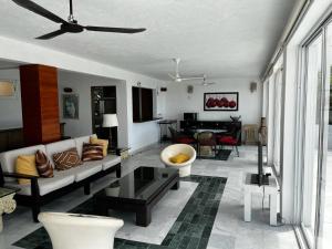 una sala de estar con un sofá y una mesa en Exclusiva y privada Villa en Marina Las Brisas, en Acapulco