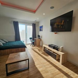 Televízia a/alebo spoločenská miestnosť v ubytovaní Apartament Tęczowy