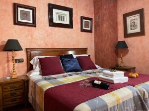 Un dormitorio con una cama con una botella de vino. en La Posada del Hidalgo de Alarcón, en Alarcón