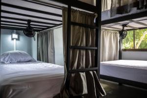 Rúm í herbergi á Argdivan Beach Hostel