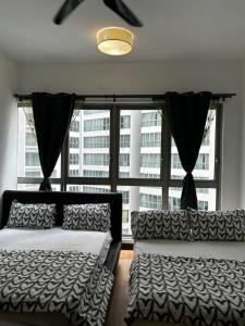 Postel nebo postele na pokoji v ubytování Home at Regalia KLCC