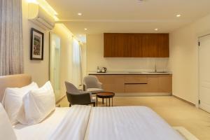 Kuchyň nebo kuchyňský kout v ubytování Clay House by Husk Collection